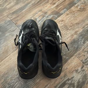 Mizuno volleyball shoes. Size 5